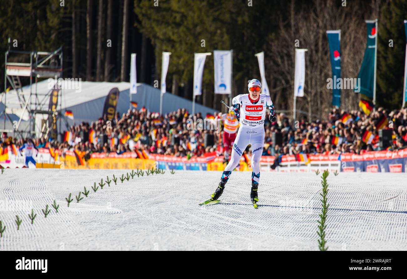 Zieleinlauf mit genügend Vorsprung kann der Norweger Einar Luraas Oftebro den Sieg vor dem österreicher Johannes Lamparter geniessen. (Schonach, Deuts Stock Photo