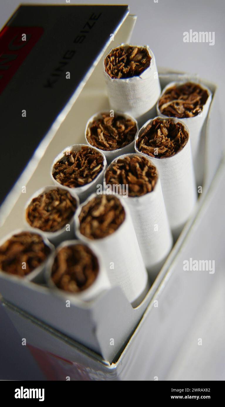 hanging tobacco Dried Tobacco Hanging In A Barn Stock Photo - Download Image Now - Barn,  Tobacco Crop, Dried Plant