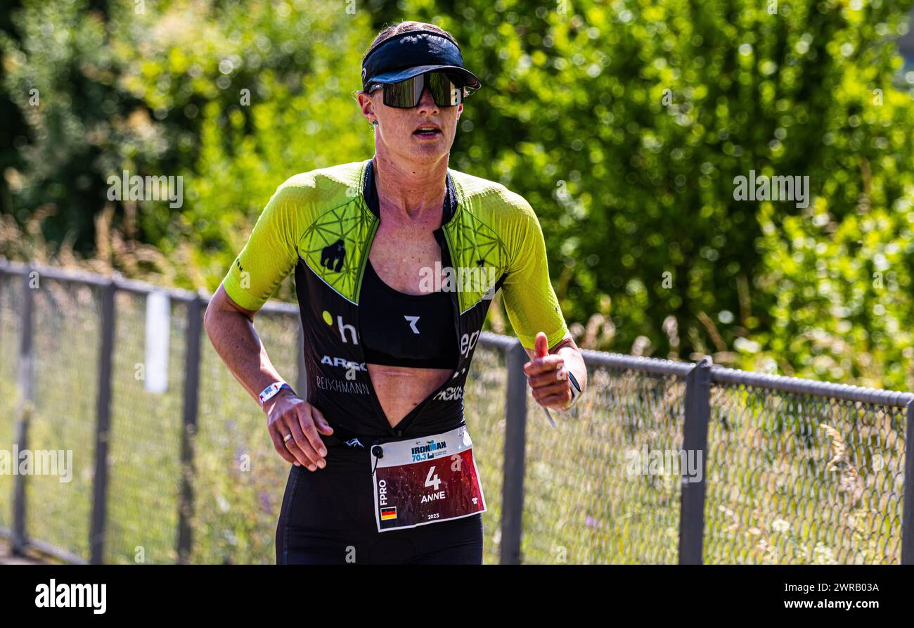 Die deutsche Triathletin Anne Reischmann ist auf ihrer ersten Runde auf der Laufstrecke des Ironman 70.3 Switzerland. (Rapperswil-Jona, Schweiz, 11.06 Stock Photo