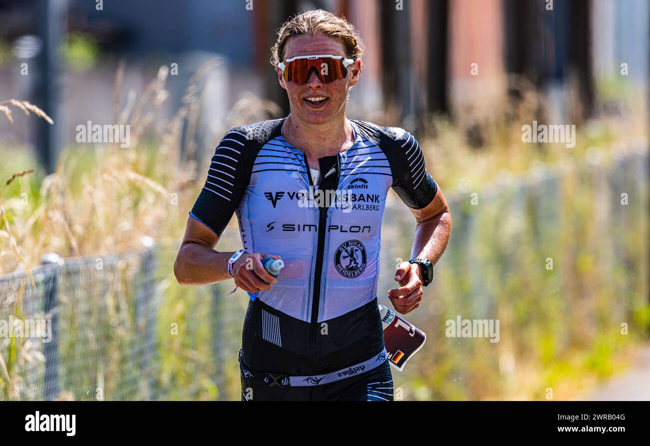 Die deutsche Triathletin Laura Janes befindet sich beim Ironman 70.3 Switzerland auf ihrer ersten Runde auf der Laufstrecke. (Rapperswil-Jona, Schweiz Stock Photo
