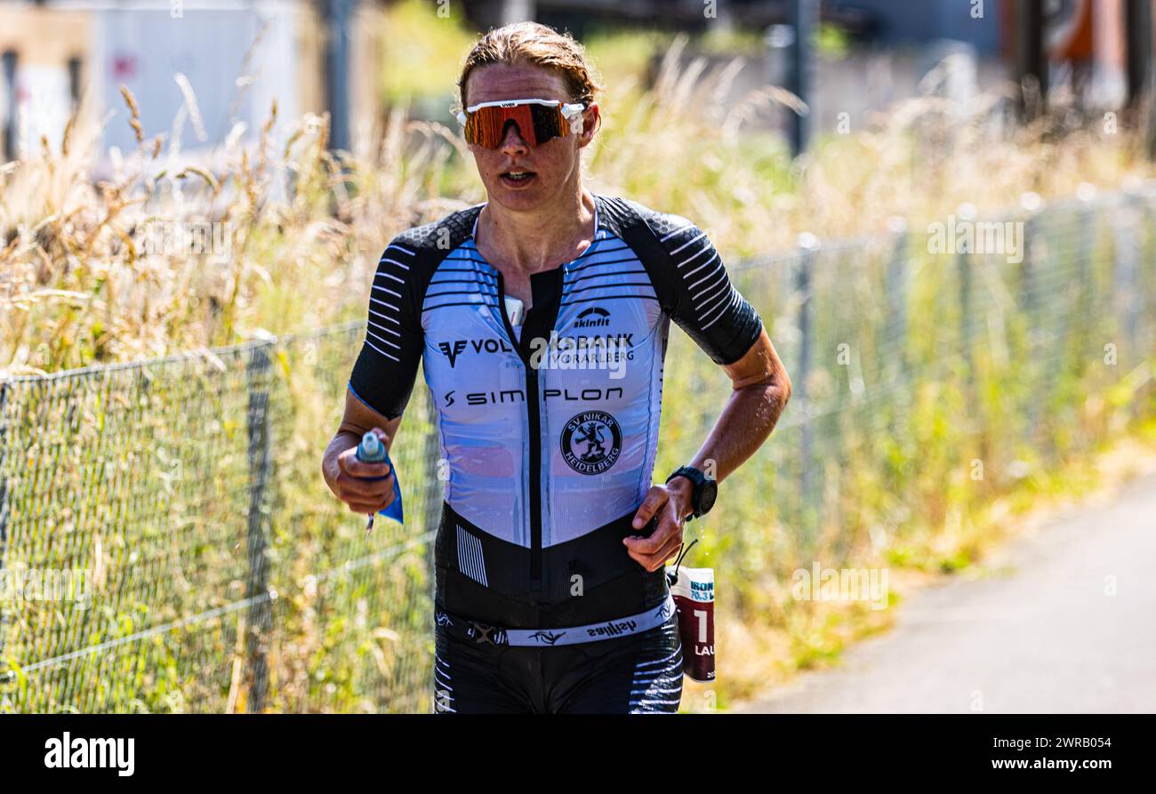 Die deutsche Triathletin Laura Janes befindet sich beim Ironman 70.3 Switzerland auf ihrer ersten Runde auf der Laufstrecke. (Rapperswil-Jona, Schweiz Stock Photo