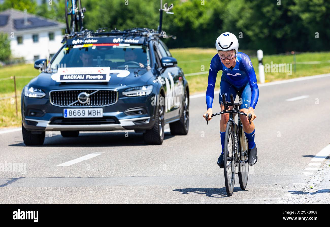 Die niederländische Radrennfahrerin Floortje Mackaij vom Movistar Team Women kämpft sich, während dem Einzelzeitfahren der 2. Etappe der Tour de Suiss Stock Photo