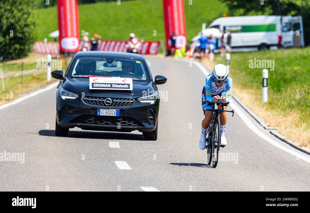 Die britische Radrennfahrerin Elizabeth Deignan vom Team Trek - Segafredo kämpft sich, während dem Einzelzeitfahren der 2. Etappe der Tour de Suisse d Stock Photo