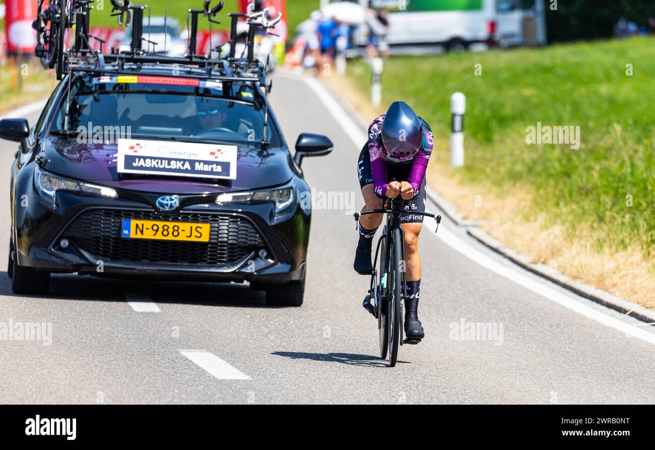 Die polnische Radrennfahrerin Marta Jaskulska vom Team Liv Racing TeqFind kämpft sich, während dem Einzelzeitfahren der 2. Etappe der Tour de Suisse d Stock Photo