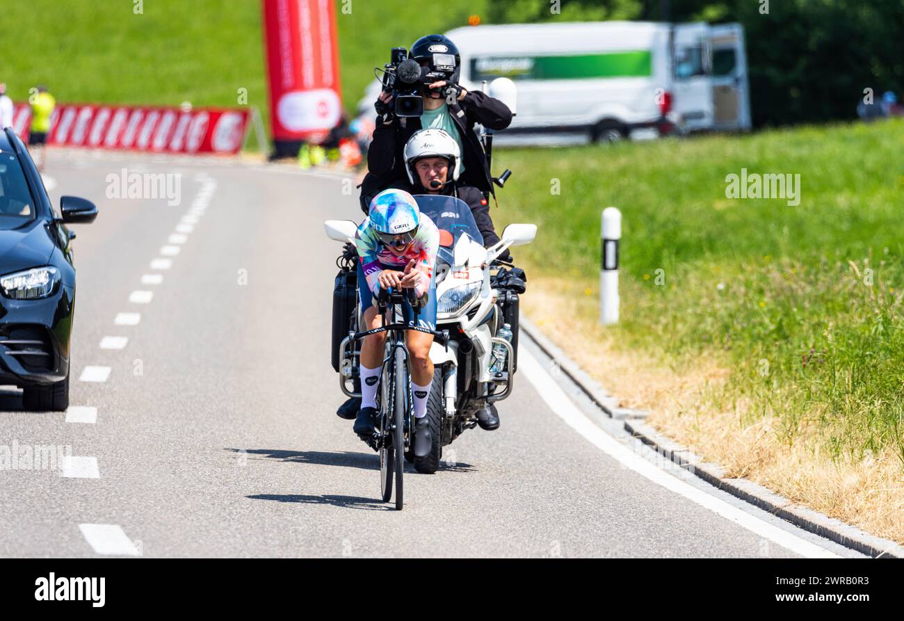 Die Schweizer Radrennfahrerin Elise Chabbey vom Team Canyon//SRAM Racing kämpft sich, während dem Einzelzeitfahren der 2. Etappe der Tour de Suisse de Stock Photo