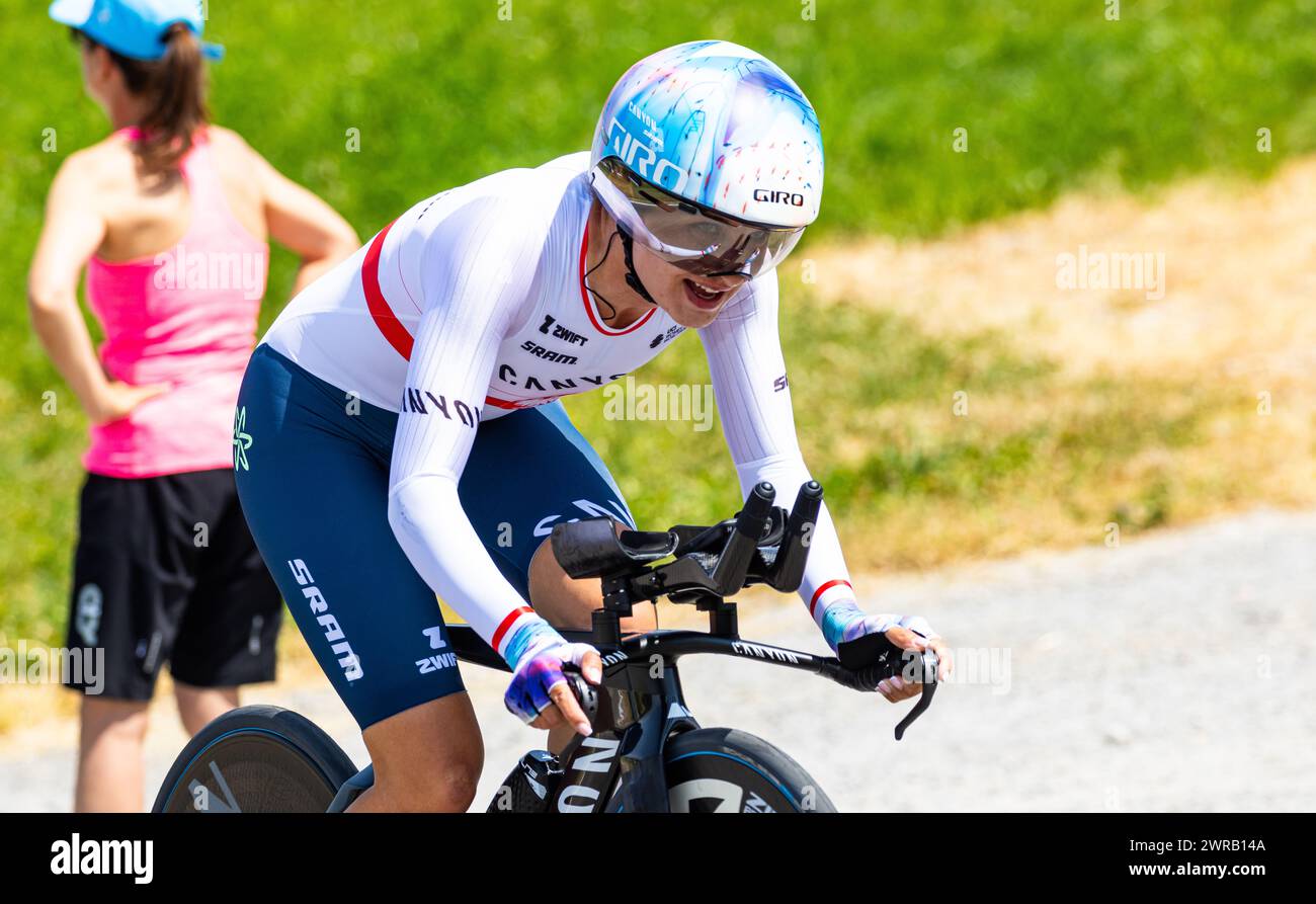 Die polnische Radrennfahrerin Agnieszka Skalniak-Sojka vom Team Canyon//SRAM Racing kämpft sich, während dem Einzelzeitfahren der 2. Etappe der Tour d Stock Photo