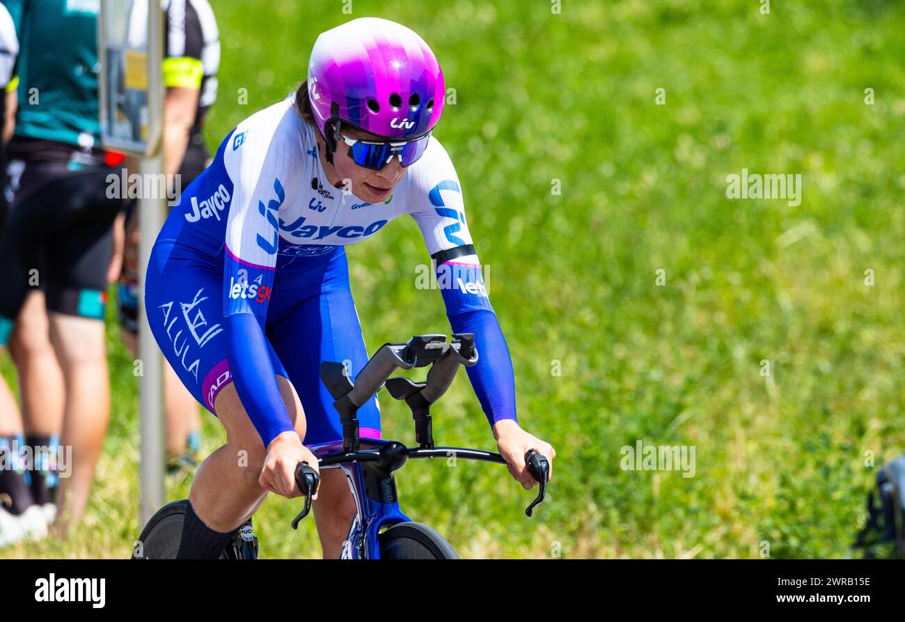 Die australische Radrennfahrerin Ruby Roseman-Gannon vom Team Jayco Alula kämpft sich, während dem Einzelzeitfahren der 2. Etappe der Tour de Suisse d Stock Photo