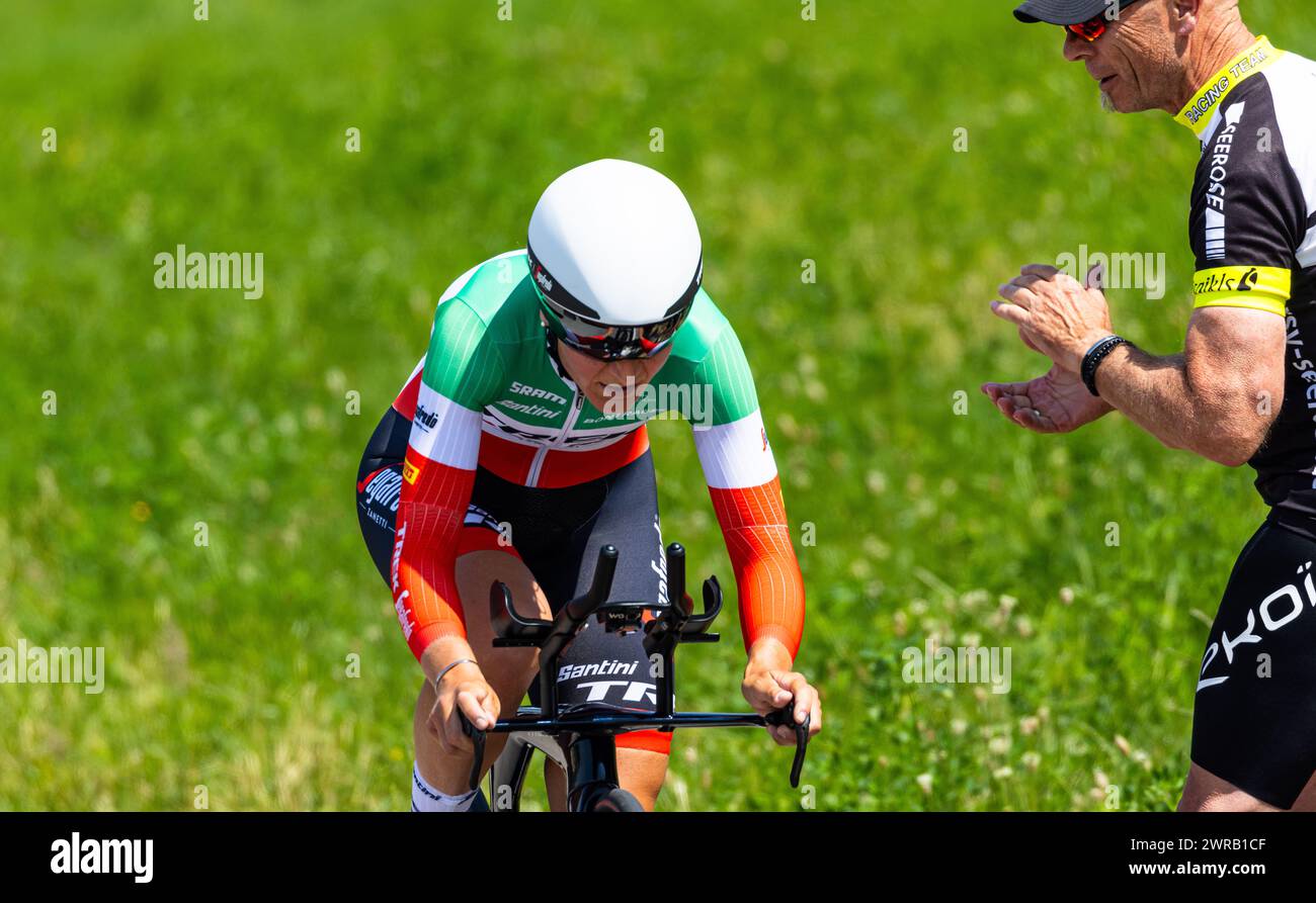 Die italienische Radrennfahrerin Elisa Longo Borghini vom Team Trek - Segafredo kämpft sich, während dem Einzelzeitfahren der 2. Etappe der Tour de Su Stock Photo