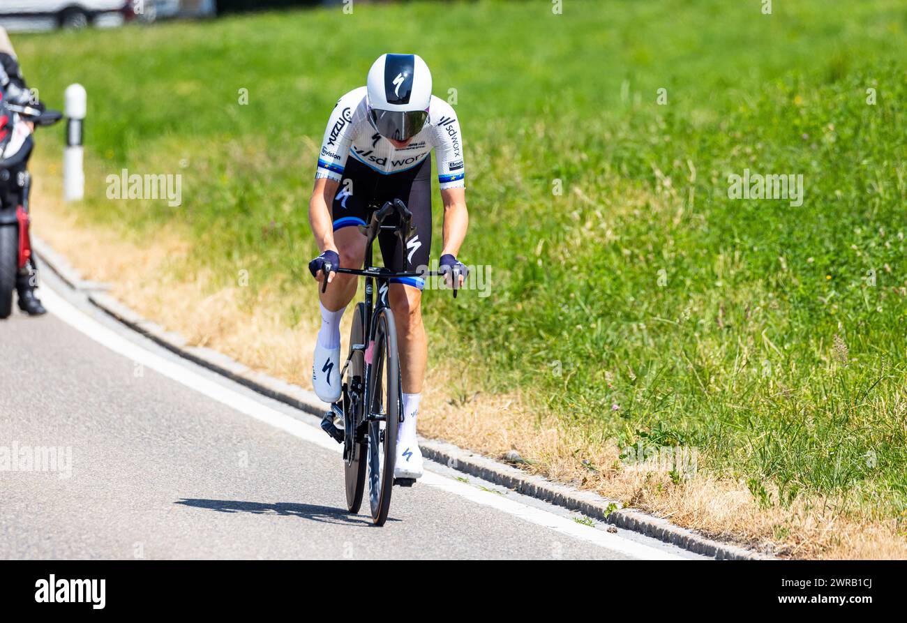 Die Schweizer Radrennfahrerin Marlen Reusser vom Team SD Worx kämpft sich, während dem Einzelzeitfahren der 2. Etappe der Tour de Suisse der Frauen, d Stock Photo