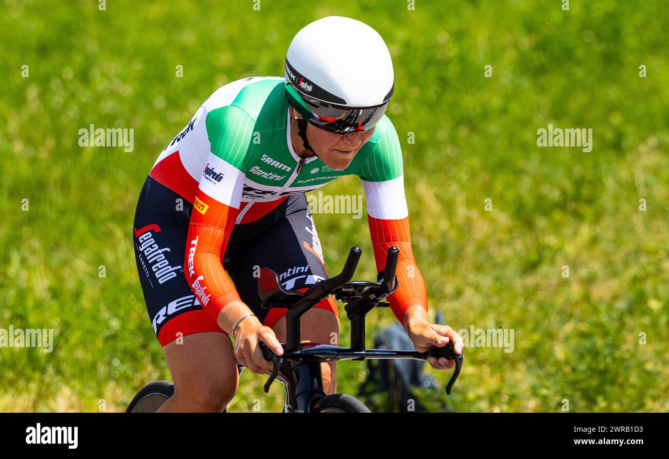 Die italienische Radrennfahrerin Elisa Longo Borghini vom Team Trek - Segafredo kämpft sich, während dem Einzelzeitfahren der 2. Etappe der Tour de Su Stock Photo