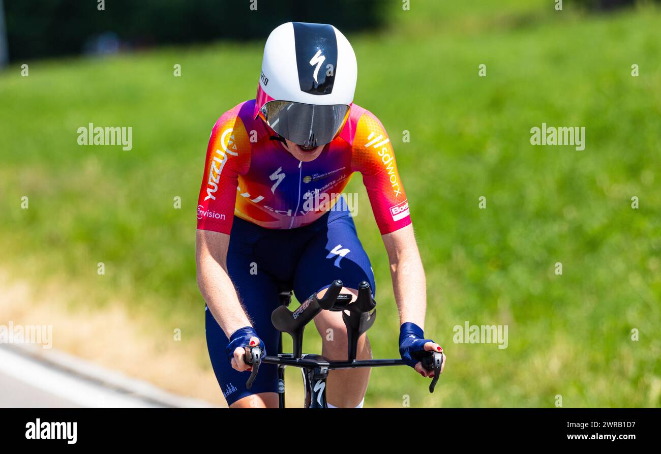 Die niederländische Radrennfahrerin Demi Vollering vom Team SD Worx kämpft sich, während dem Einzelzeitfahren der 2. Etappe der Tour de Suisse der Fra Stock Photo