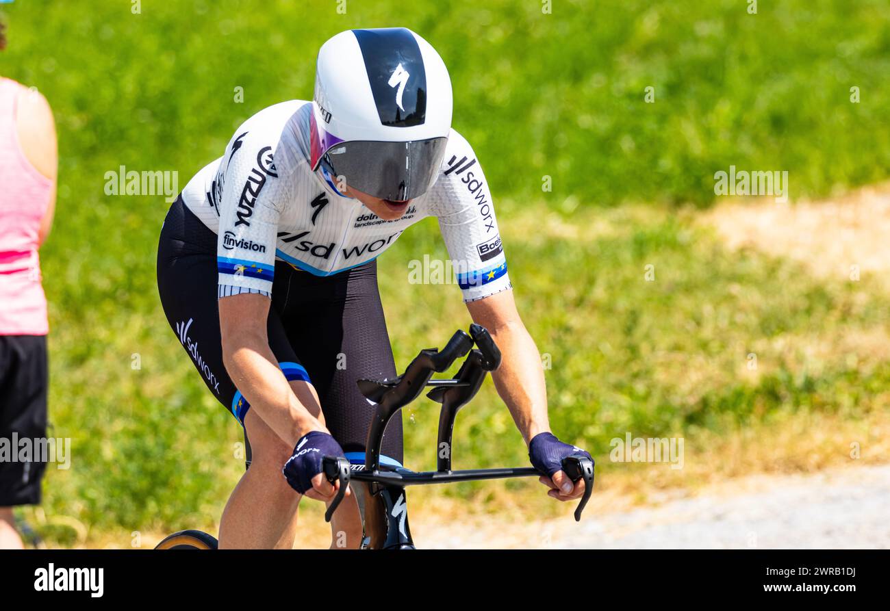 Die Schweizer Radrennfahrerin Marlen Reusser vom Team SD Worx kämpft sich, während dem Einzelzeitfahren der 2. Etappe der Tour de Suisse der Frauen, d Stock Photo