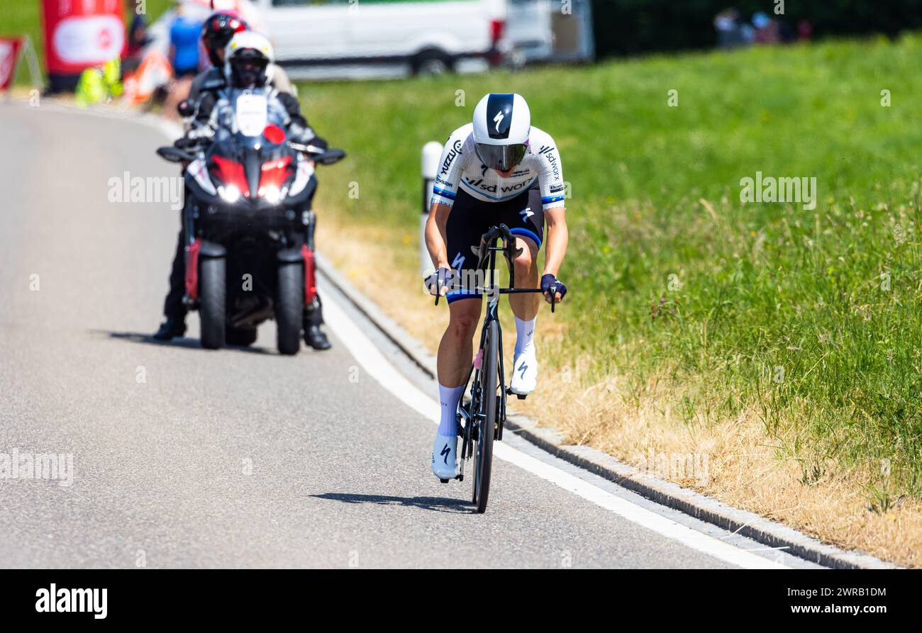 Die Schweizer Radrennfahrerin Marlen Reusser vom Team SD Worx kämpft sich, während dem Einzelzeitfahren der 2. Etappe der Tour de Suisse der Frauen, d Stock Photo