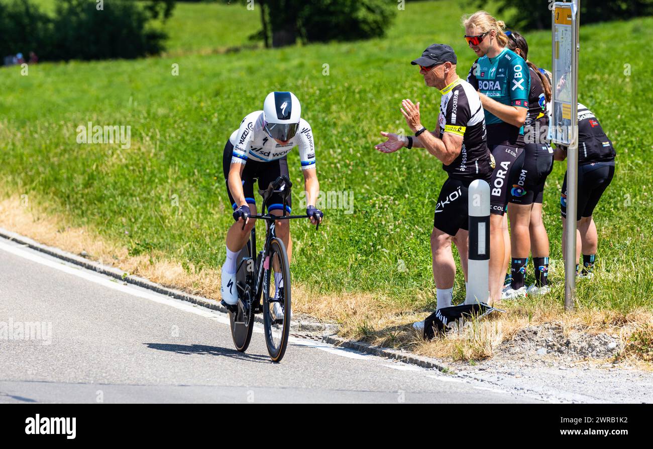 Die Schweizer Radrennfahrerin Marlen Reusser vom Team SD Worx kämpft sich, während dem Einzelzeitfahren der 2. Etappe der Tour de Suisse der Frauen, d Stock Photo