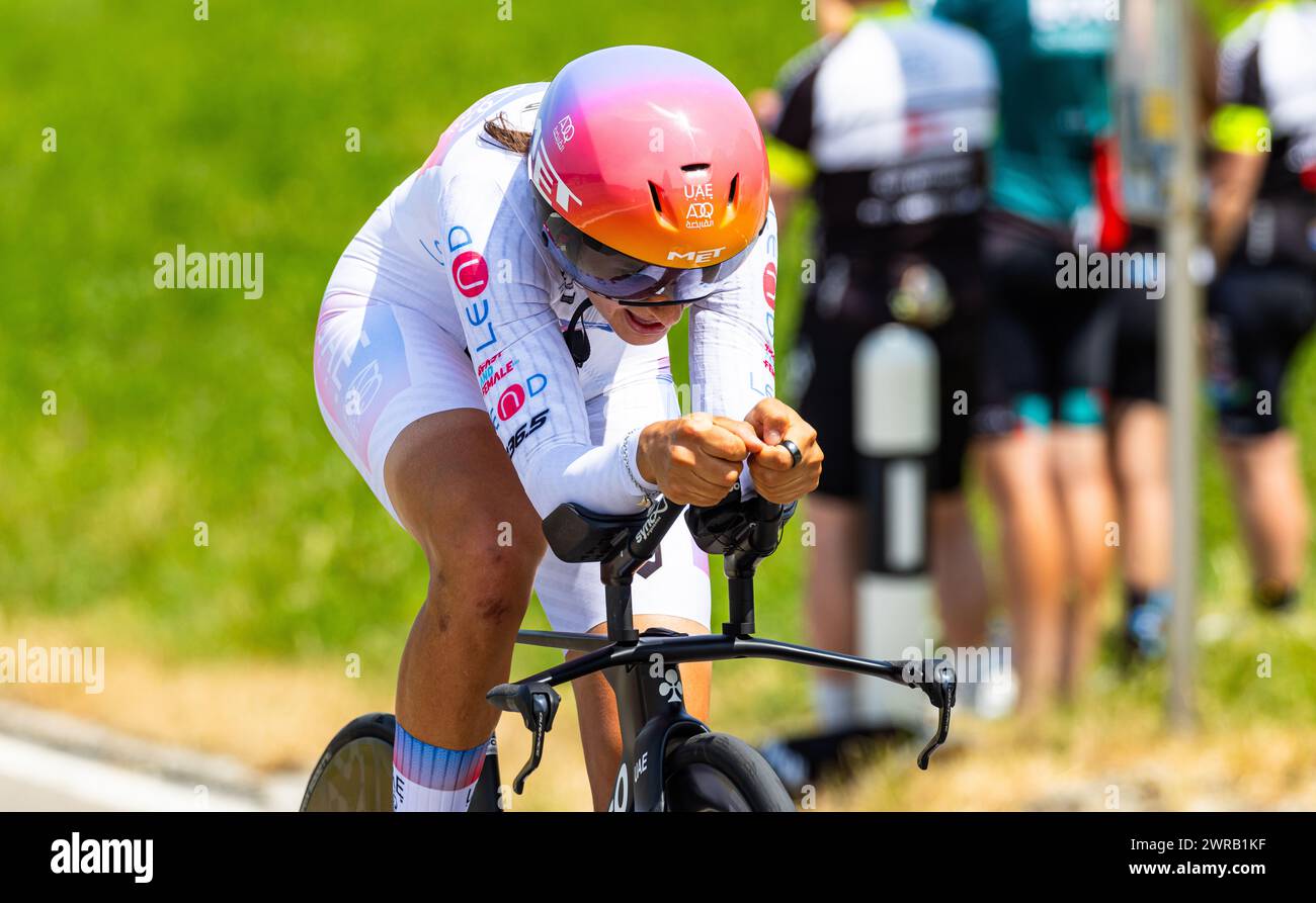 Die italienische Radrennfahrerin Eleonora Camilla Gasparrini vom UAE Team ADQ kämpft sich, während dem Einzelzeitfahren der 2. Etappe der Tour de Suis Stock Photo