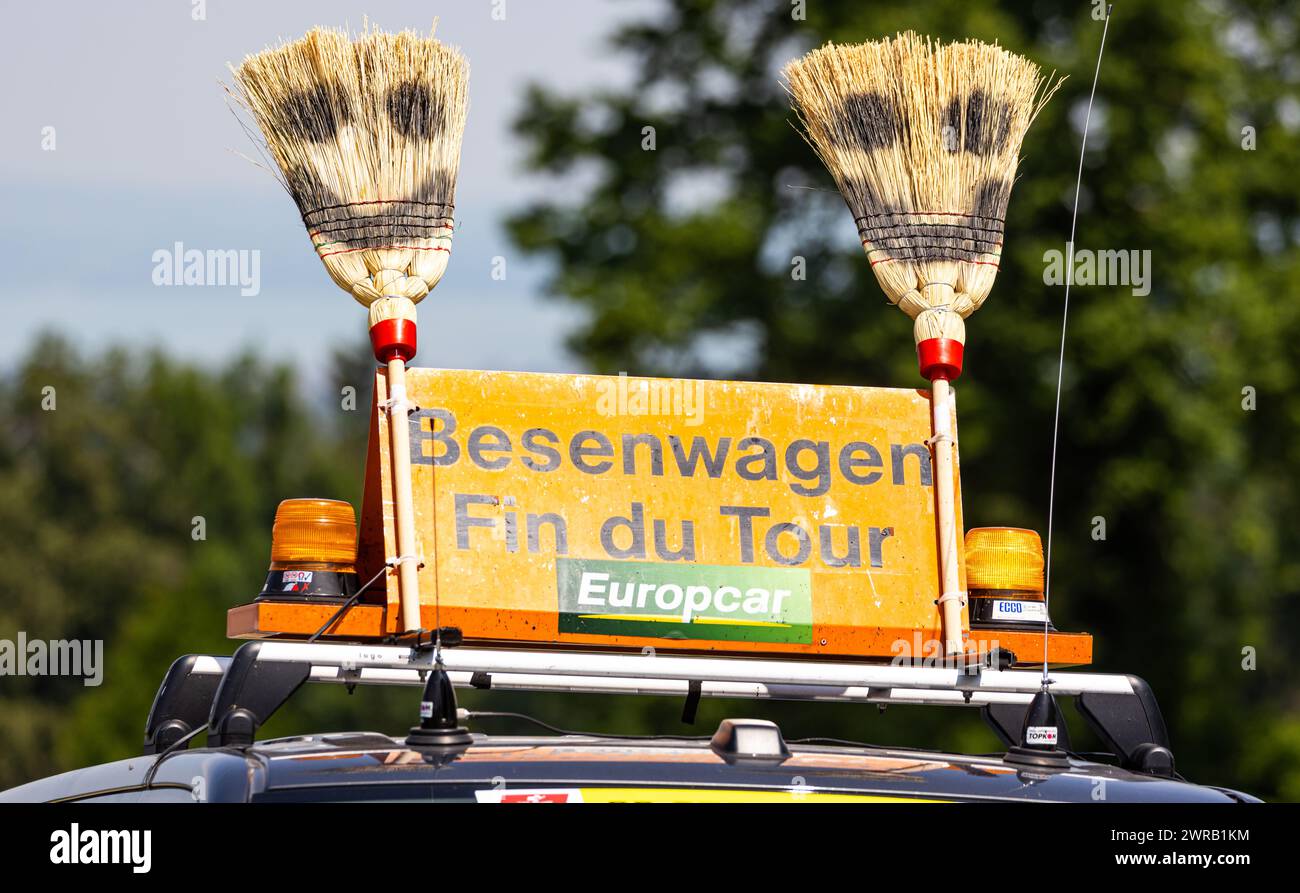 Der Besenwagen bildet das Ende der 2. Etappen der Tour de Suisse der Frauen. Dem Einzelzeitfahren von St. Gallen nach Abtwil. (Waldkirch, Schweiz, 18. Stock Photo