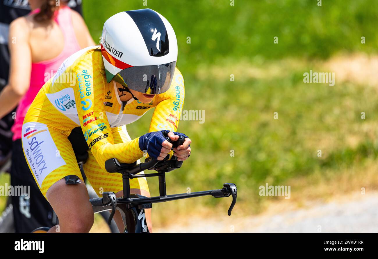 Die ungarische Radrennfahrerin Kata Blanka Vas vom Team SD Worx kämpft sich, während dem Einzelzeitfahren der 2. Etappe der Tour de Suisse der Frauen, Stock Photo