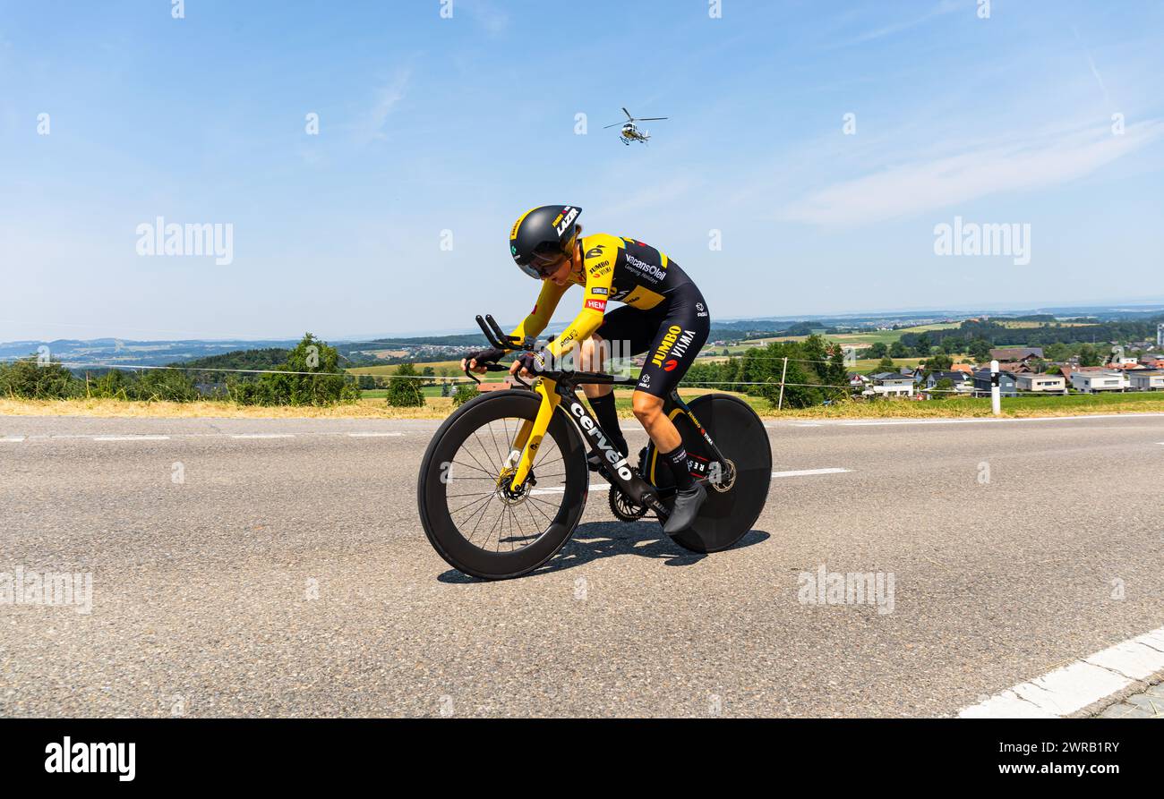 Die niederländische Radrennfahrerin Amber Kraak vom Team Jumbo-Visma kämpft sich, während dem Einzelzeitfahren der 2. Etappe der Tour de Suisse der Fr Stock Photo