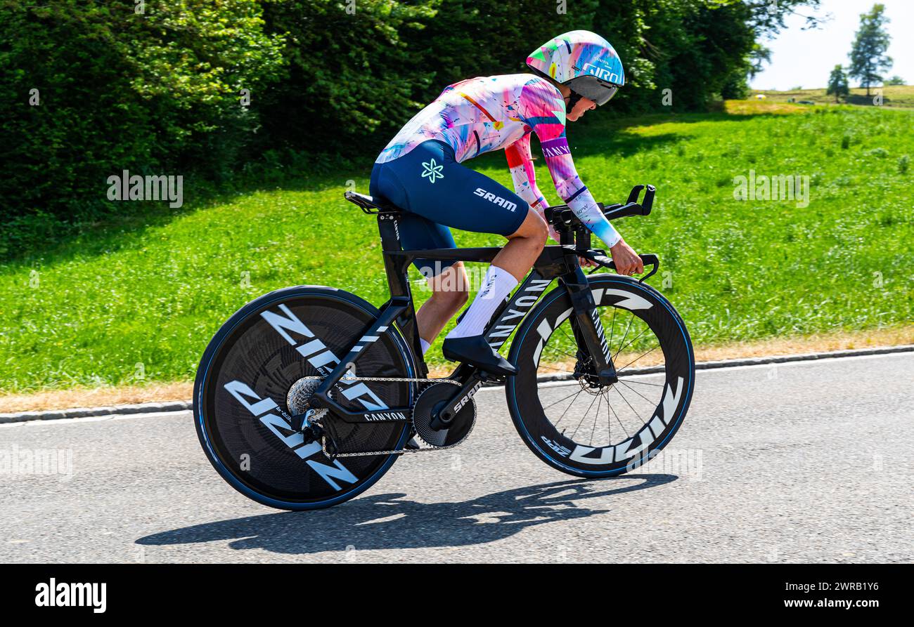 Die polnische Radrennfahrerin Katarzyna Niewiadoma vom Team Canyon//SRAM Racing kämpft sich, während dem Einzelzeitfahren der 2. Etappe der Tour de Su Stock Photo