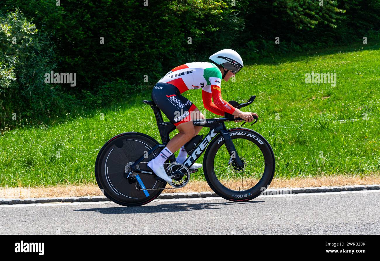 Die italienische Radrennfahrerin Elisa Longo Borghini vom Team Trek - Segafredo kämpft sich, während dem Einzelzeitfahren der 2. Etappe der Tour de Su Stock Photo