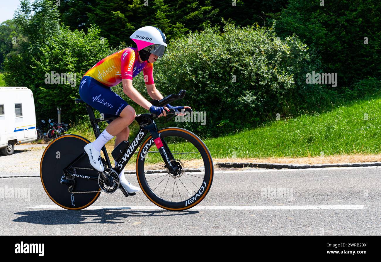 Die niederländische Radrennfahrerin Demi Vollering vom Team SD Worx kämpft sich, während dem Einzelzeitfahren der 2. Etappe der Tour de Suisse der Fra Stock Photo