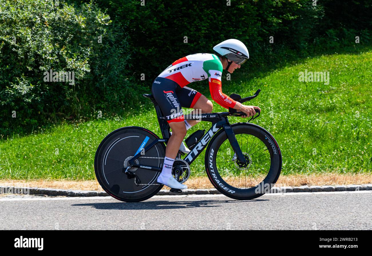 Die italienische Radrennfahrerin Elisa Longo Borghini vom Team Trek - Segafredo kämpft sich, während dem Einzelzeitfahren der 2. Etappe der Tour de Su Stock Photo