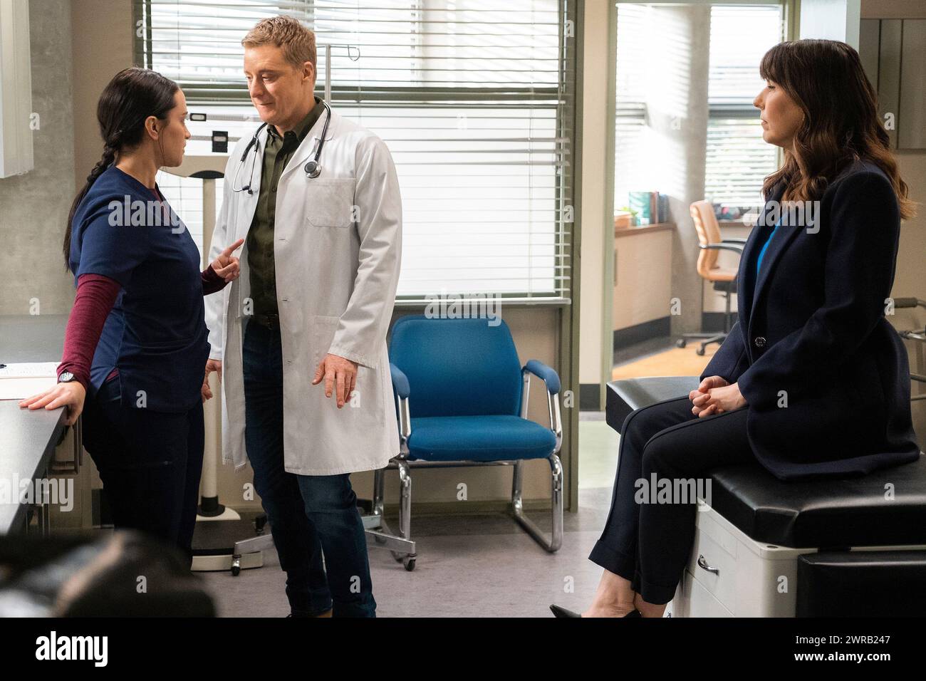 RESIDENT ALIEN, from left: Sara Tomko, Alan Tudyk, Edi Patterson, Avian