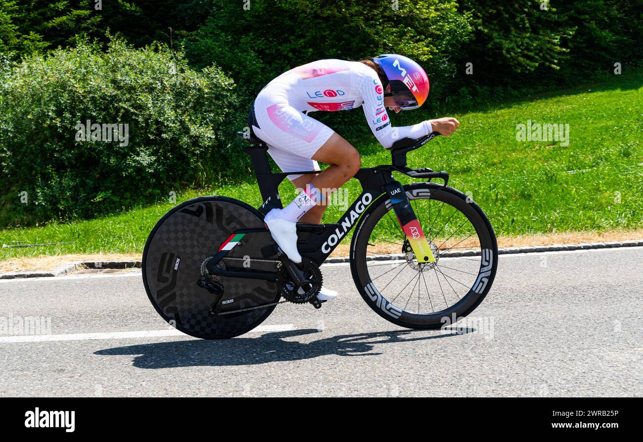 Die italienische Radrennfahrerin Eleonora Camilla Gasparrini vom UAE Team ADQ kämpft sich, während dem Einzelzeitfahren der 2. Etappe der Tour de Suis Stock Photo