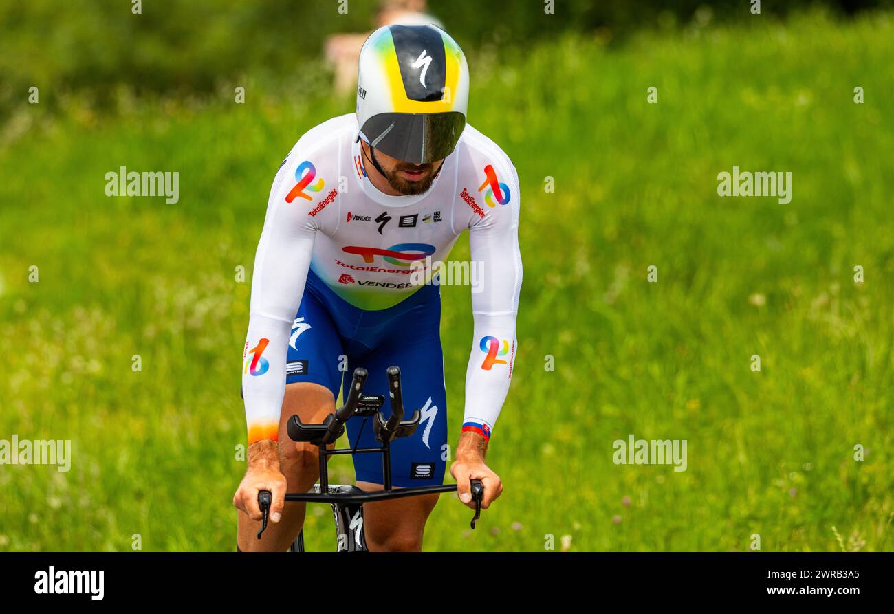 Der tschechische Radrennfahrer Peter Sagen vom Team TotalEnergies ist, beim Einzelzeitfahren der 8. Etappe der Tour de Suisse, beim anstregenden Ansti Stock Photo