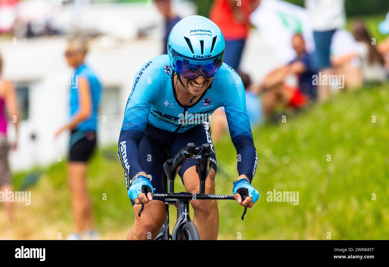 Der italienische Radrennfahrer  Simone Velasco vom Team Astana Qazaqstand kämpft sich, während dem Einzelzeitfahren der 8. Etappe der Tour de Suisse, Stock Photo