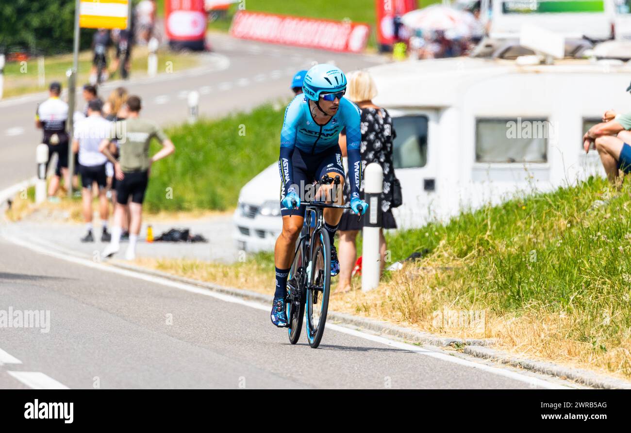 Der italienische Radrennfahrer Samuele Battistella vom Team Astana Qazaqstand kämpft sich, während dem Einzelzeitfahren der 8. Etappe der Tour de Suis Stock Photo