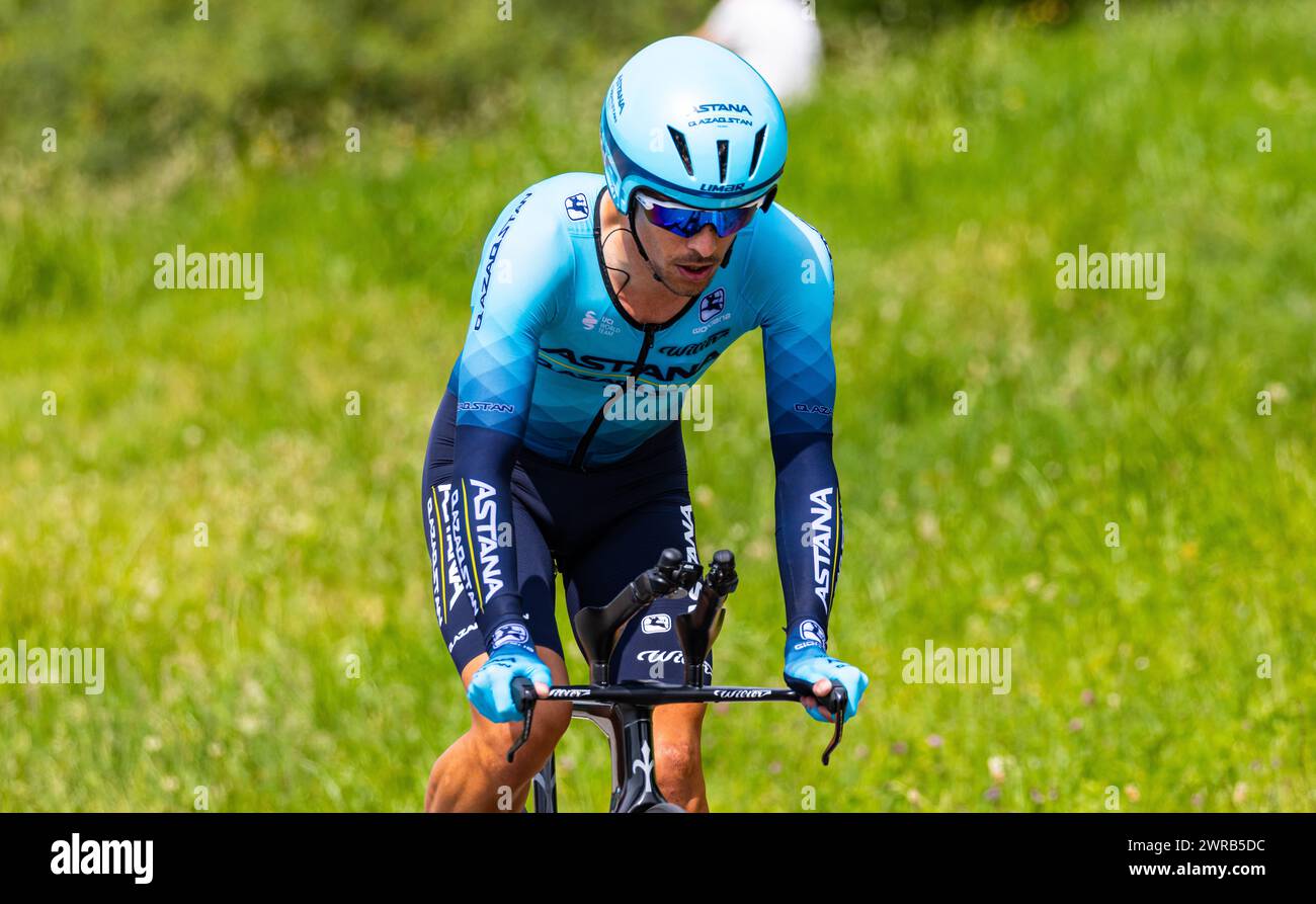 Der italienische Radrennfahrer Samuele Battistella vom Team Astana Qazaqstand kämpft sich, während dem Einzelzeitfahren der 8. Etappe der Tour de Suis Stock Photo