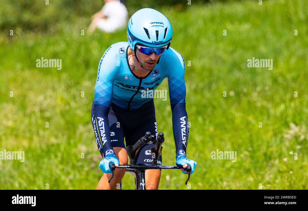 Der italienische Radrennfahrer Samuele Battistella vom Team Astana Qazaqstand kämpft sich, während dem Einzelzeitfahren der 8. Etappe der Tour de Suis Stock Photo