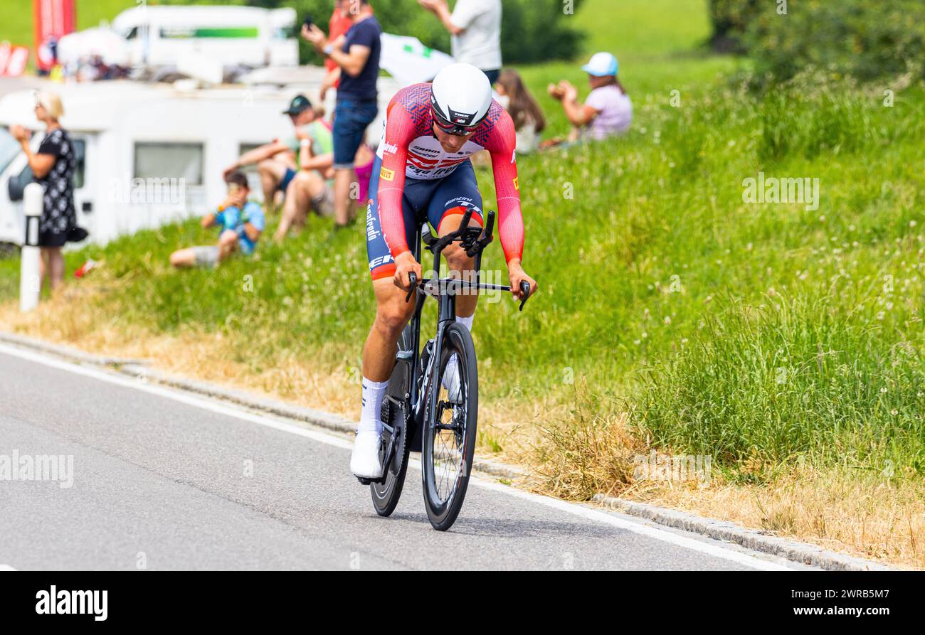 Der italienische Radrennfahrer Filippo Baroncini vom Team Trek - Segafredo kämpft sich, während dem Einzelzeitfahren der 8. Etappe der Tour de Suisse, Stock Photo