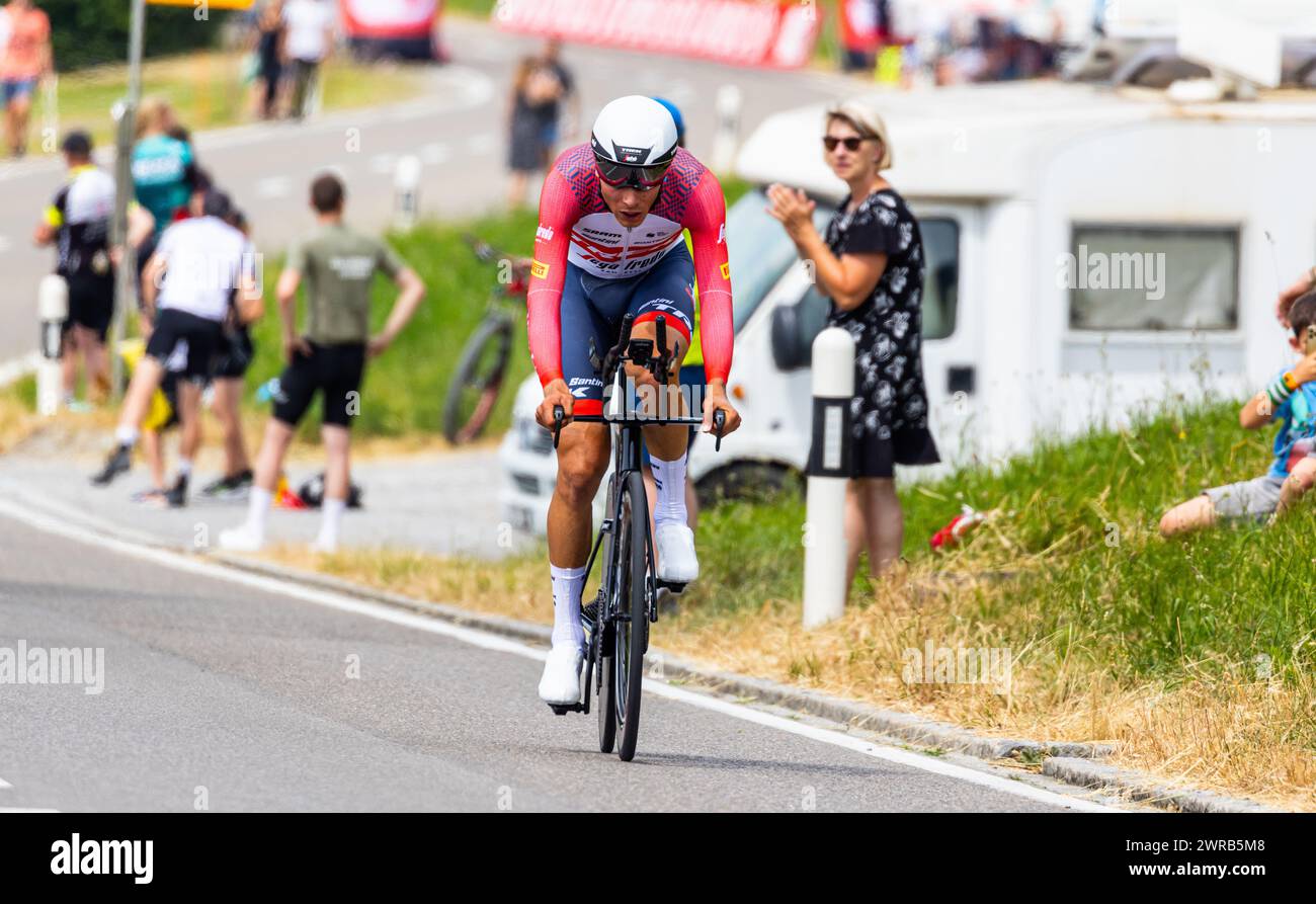 Der italienische Radrennfahrer Filippo Baroncini vom Team Trek - Segafredo kämpft sich, während dem Einzelzeitfahren der 8. Etappe der Tour de Suisse, Stock Photo