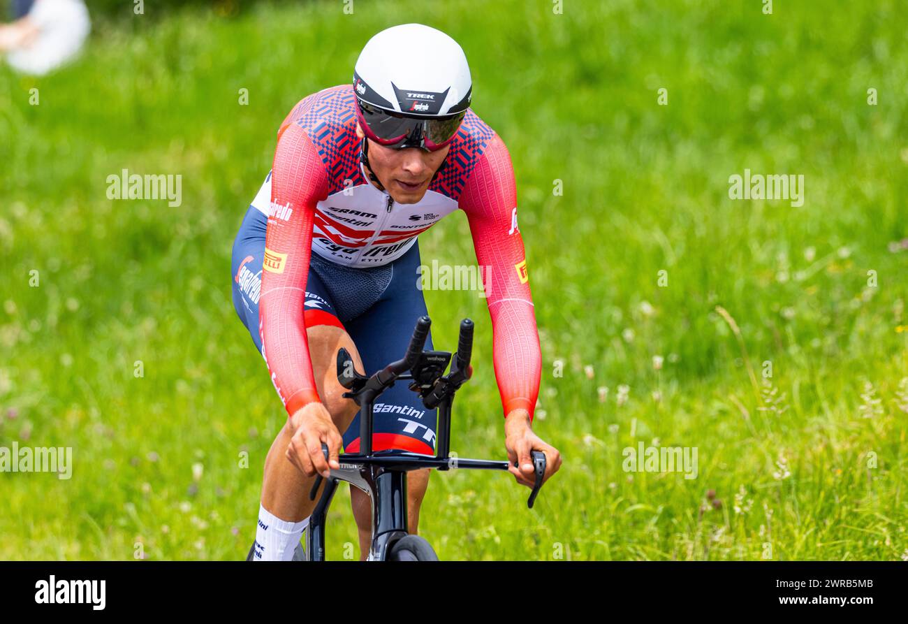 Der italienische Radrennfahrer Filippo Baroncini vom Team Trek - Segafredo kämpft sich, während dem Einzelzeitfahren der 8. Etappe der Tour de Suisse, Stock Photo