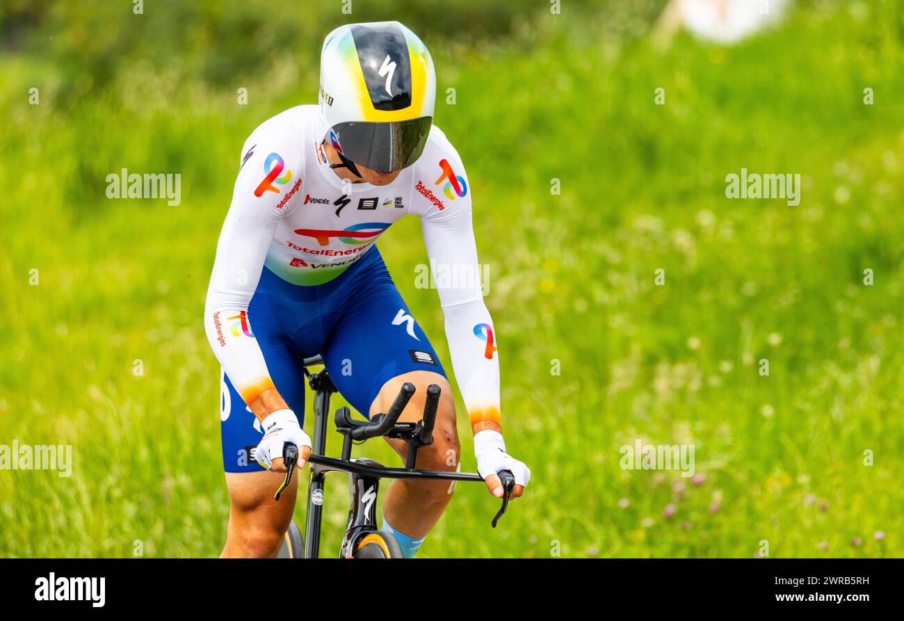 Der französische Radrennfahrer Valentin Ferron vom Team TotalEnergies kämpft sich, während dem Einzelzeitfahren der 8. Etappe der Tour de Suisse, den Stock Photo