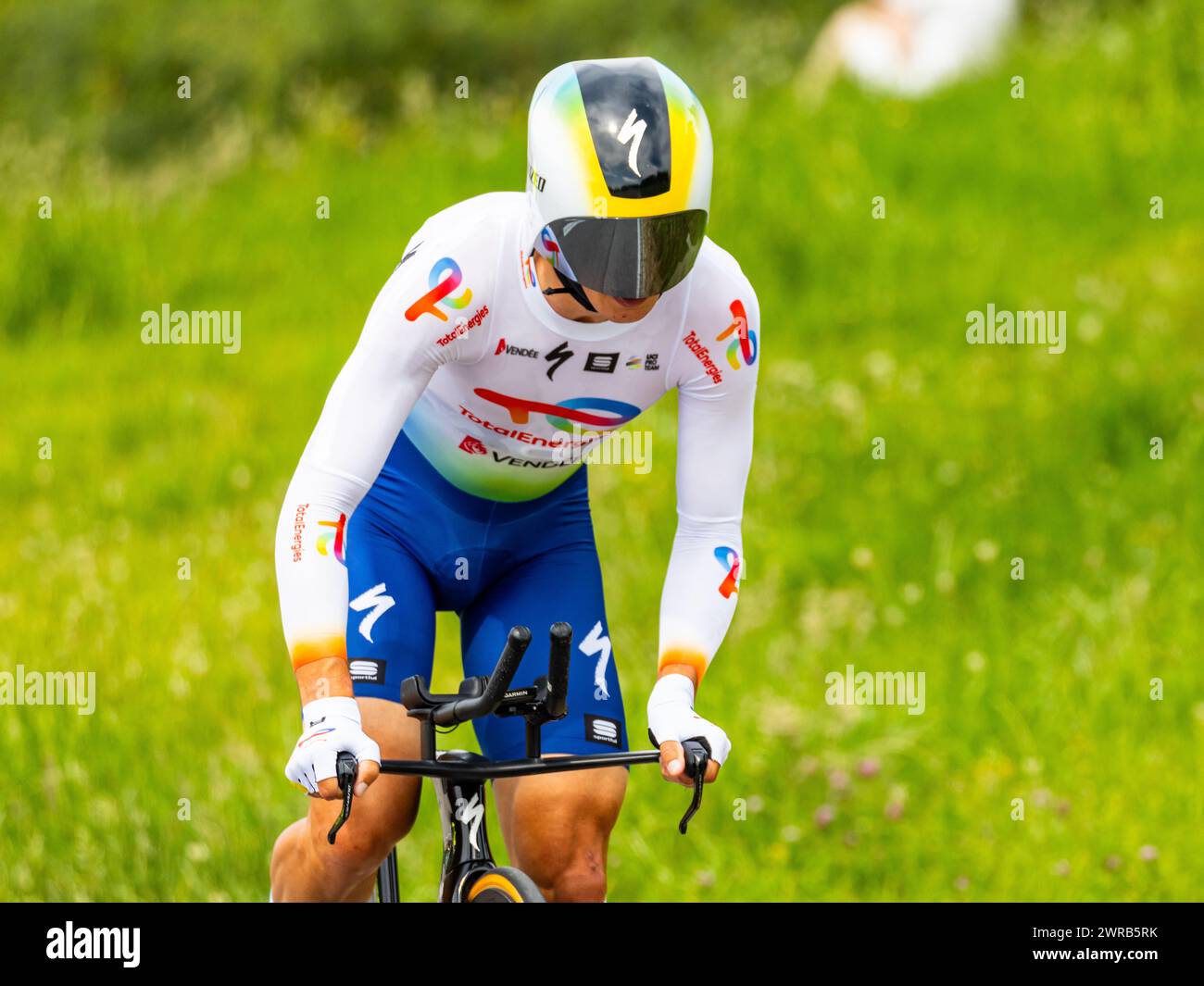 Der französische Radrennfahrer Valentin Ferron vom Team TotalEnergies kämpft sich, während dem Einzelzeitfahren der 8. Etappe der Tour de Suisse, den Stock Photo