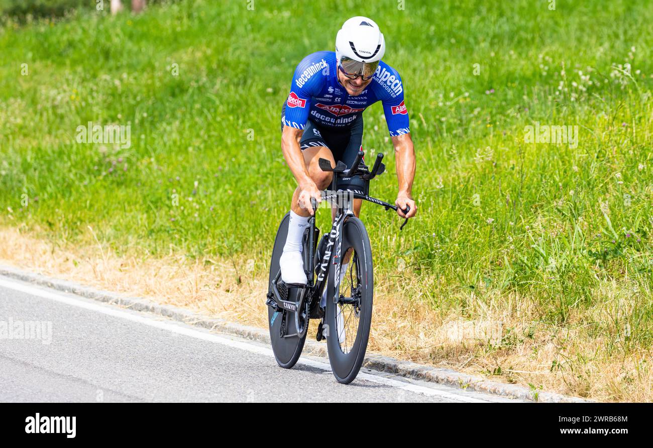 der italienische Radrennfahrer Kristian Sbaragli vom Team Alepcin-Deceuninck kämpft sich, während dem Einzelzeitfahren der 8. Etappe der Tour de Suiss Stock Photo