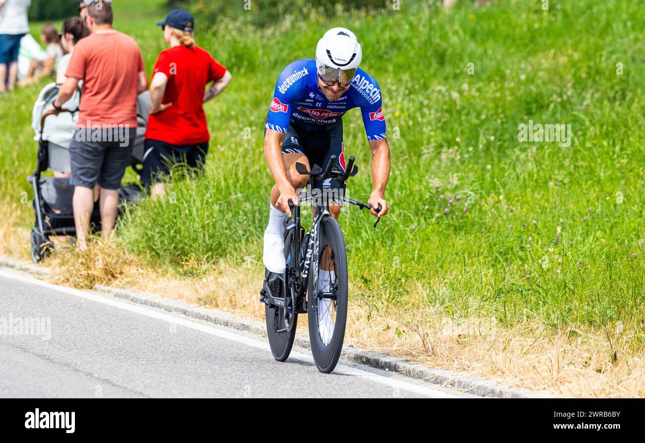 der italienische Radrennfahrer Kristian Sbaragli vom Team Alepcin-Deceuninck kämpft sich, während dem Einzelzeitfahren der 8. Etappe der Tour de Suiss Stock Photo