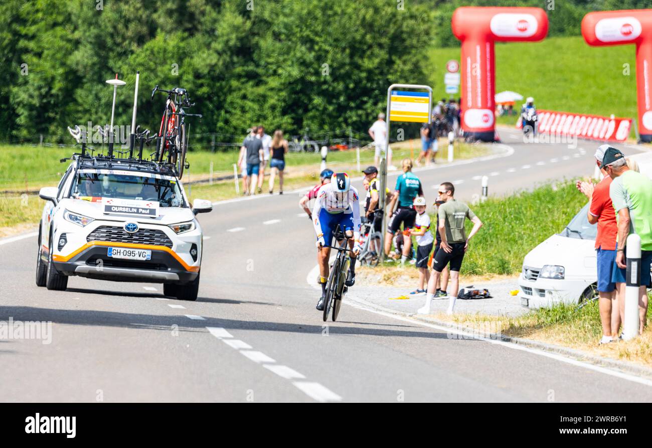 Der französische Radrennfahrer Paul Ourselin vom Team TotalEnergies kämpft sich, während dem Einzelzeitfahren der 8. Etappe der Tour de Suisse, den An Stock Photo