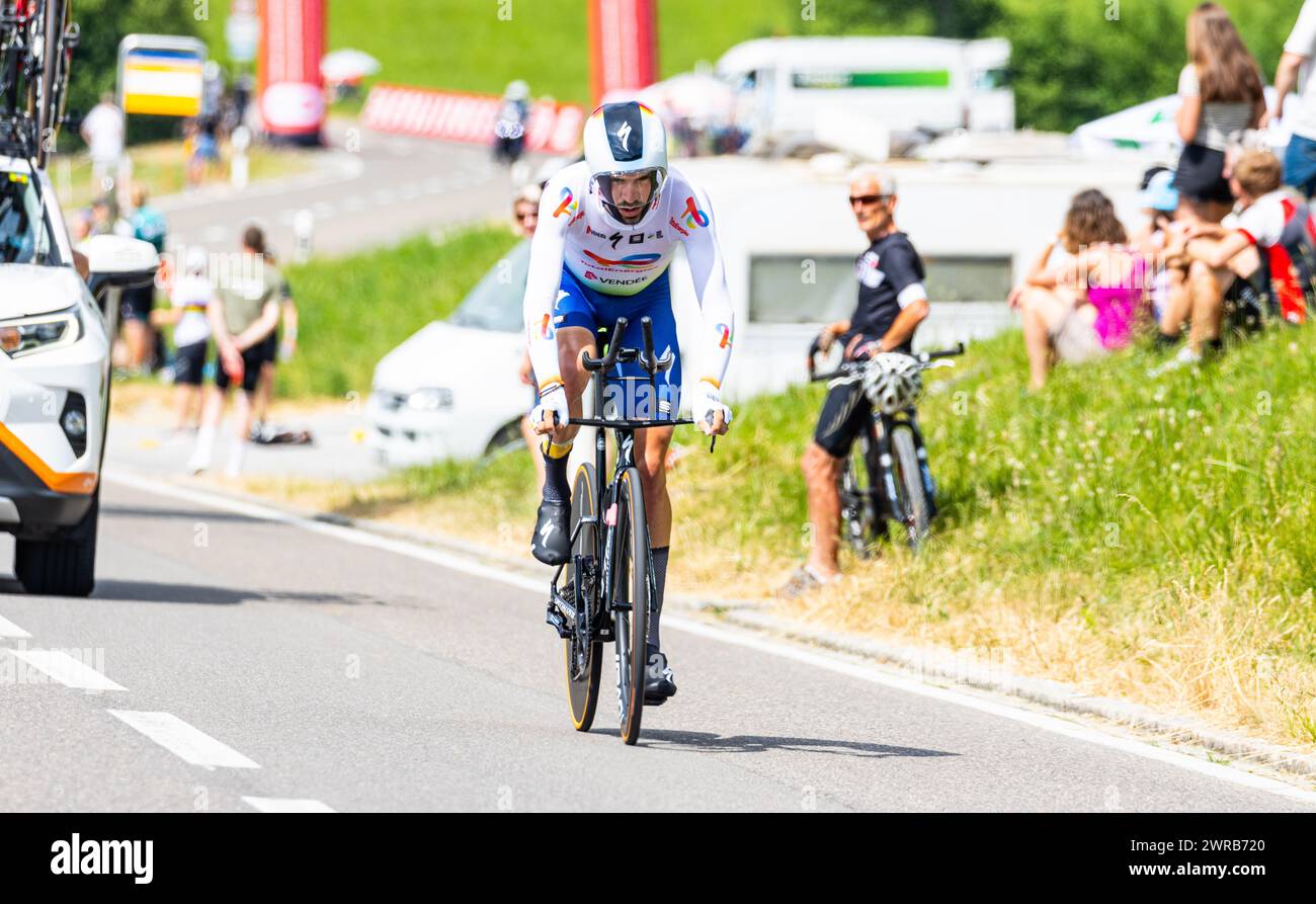 Der französische Radrennfahrer Paul Ourselin vom Team TotalEnergies kämpft sich, während dem Einzelzeitfahren der 8. Etappe der Tour de Suisse, den An Stock Photo