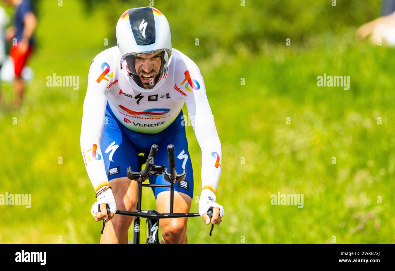 Der französische Radrennfahrer Paul Ourselin vom Team TotalEnergies kämpft sich, während dem Einzelzeitfahren der 8. Etappe der Tour de Suisse, den An Stock Photo