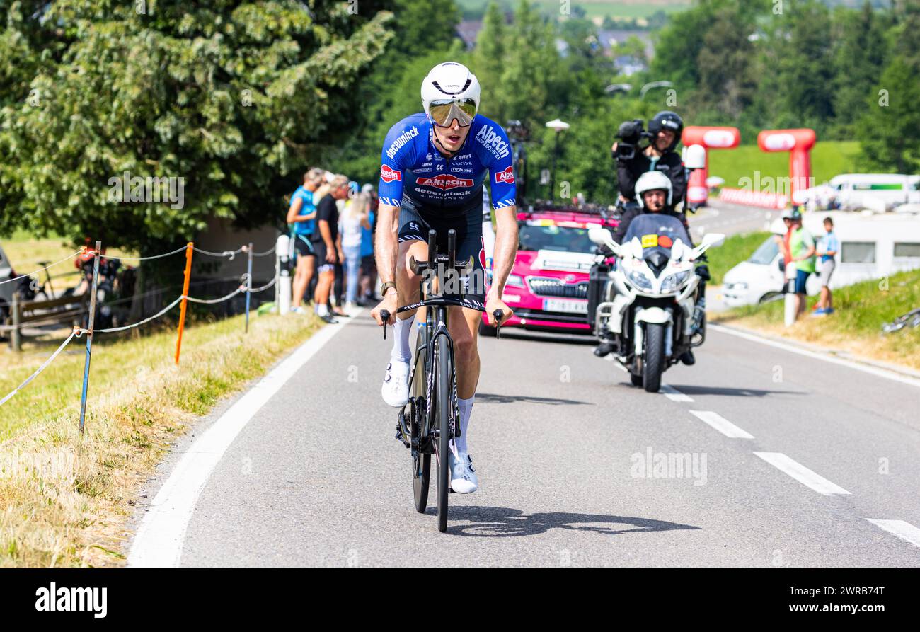 Der österreichische Radrennfahrer Michael Gogl  vom Team Alpecin-Deceuninck kämpft sich, während dem Einzelzeitfahren der 8. Etappe der Tour de Suisse Stock Photo