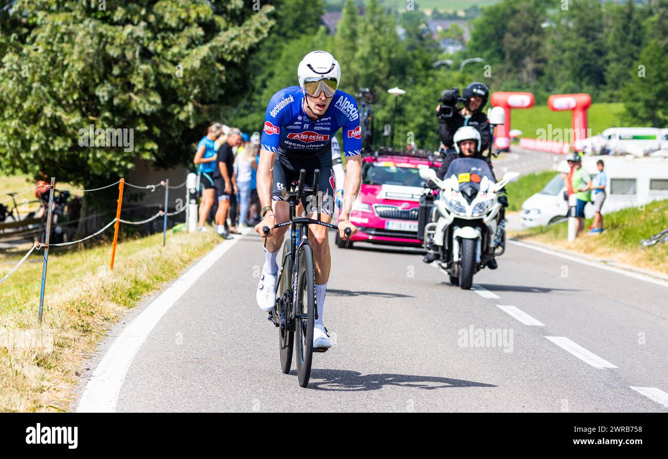 Der österreichische Radrennfahrer Michael Gogl  vom Team Alpecin-Deceuninck kämpft sich, während dem Einzelzeitfahren der 8. Etappe der Tour de Suisse Stock Photo