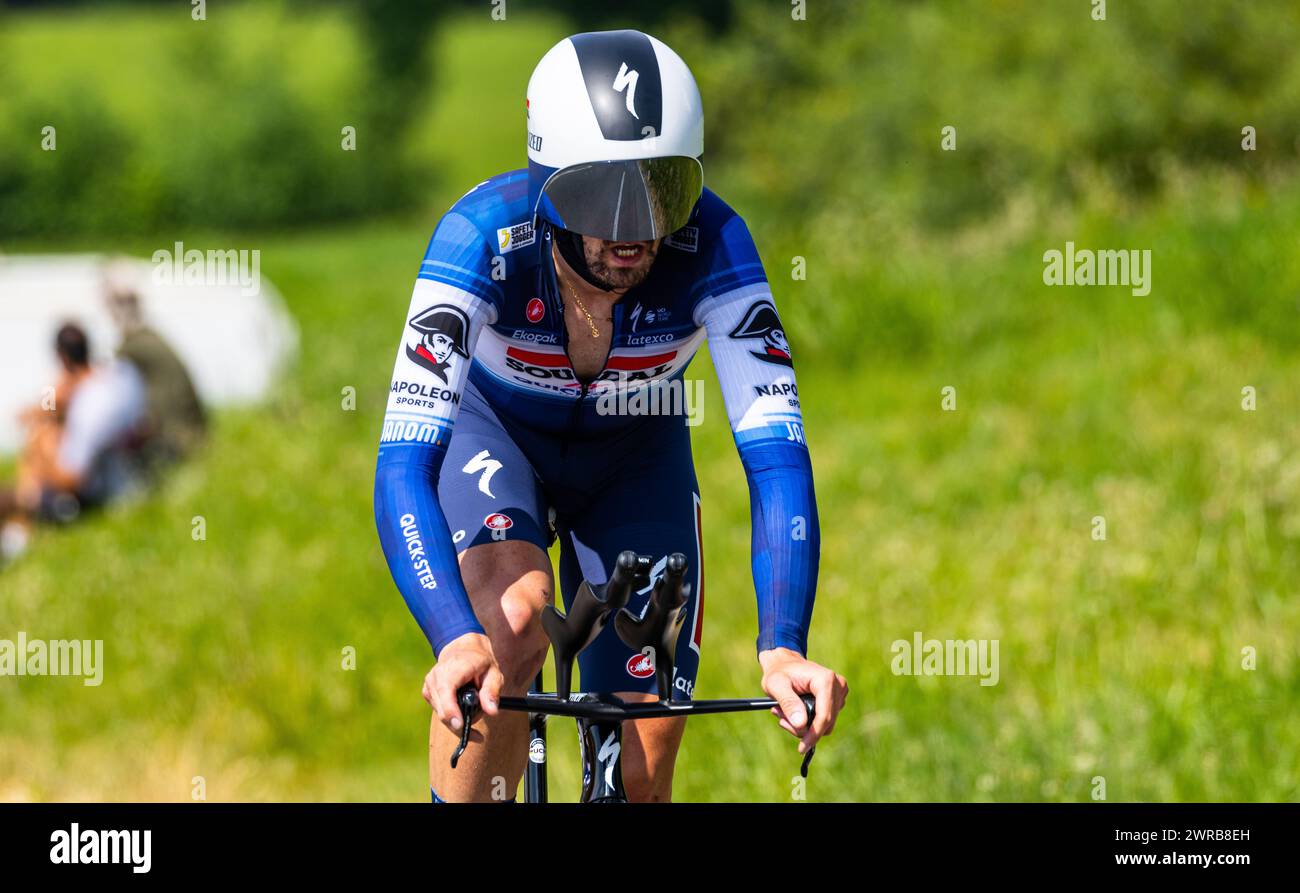Der italienische Radrennfahrer Mattia Cattaneo vom Team Soudal - QuickStep kämpft sich, während dem Einzelzeitfahren der 8. Etappe der Tour de Suisse, Stock Photo
