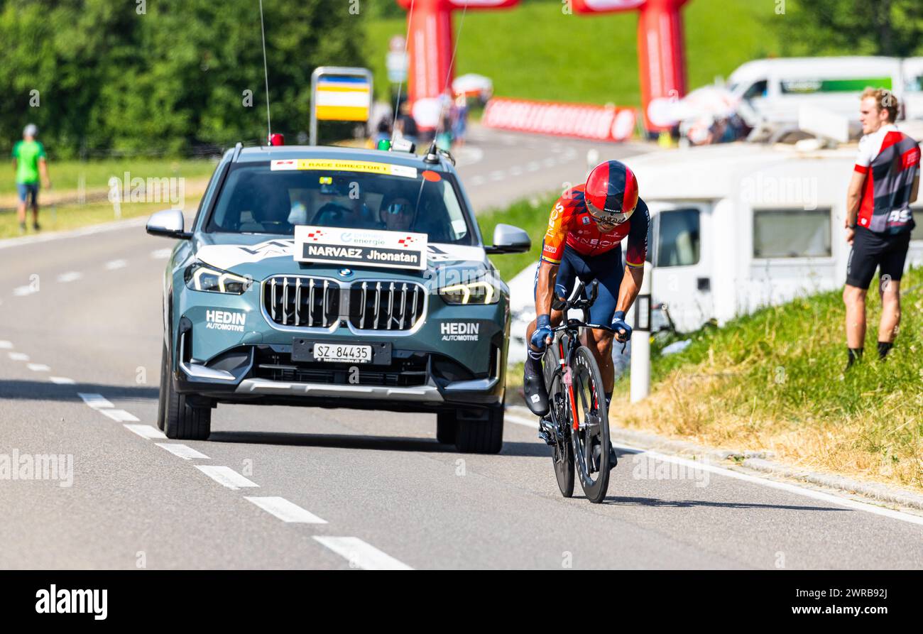 Der ecuadorianische Radrennfahrer Jhonatan Narvaez vom Team INEOS Grenadiers kämpft sich, während dem Einzelzeitfahren der 8. Etappe der Tour de Suiss Stock Photo