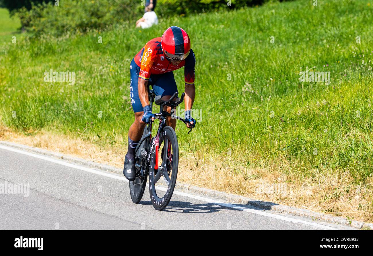 Der ecuadorianische Radrennfahrer Jhonatan Narvaez vom Team INEOS Grenadiers kämpft sich, während dem Einzelzeitfahren der 8. Etappe der Tour de Suiss Stock Photo