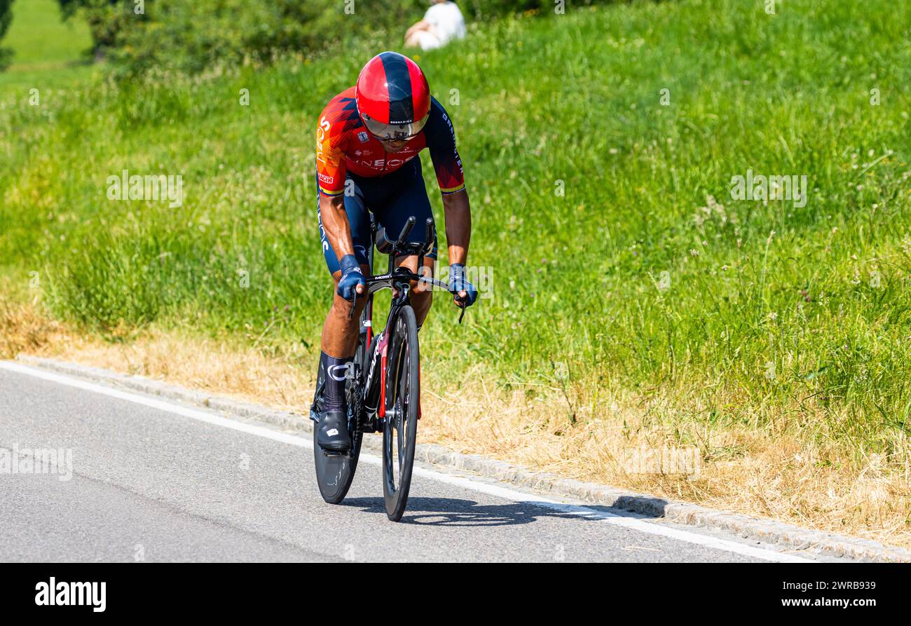 Der ecuadorianische Radrennfahrer Jhonatan Narvaez vom Team INEOS Grenadiers kämpft sich, während dem Einzelzeitfahren der 8. Etappe der Tour de Suiss Stock Photo