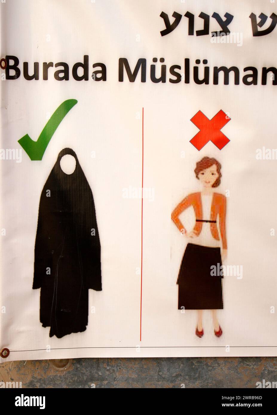 Impressionen: Kleidungsvorschriften fuer Frauen an einer Moschee, Jaffa, Tel Aviv, Israel (nur fuer redaktionelle Verwendung. Keine Werbung. Referenzd Stock Photo